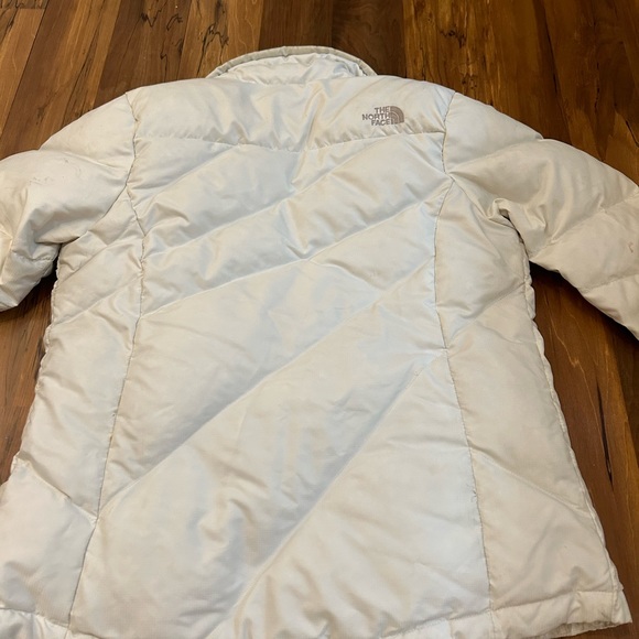 White north face puffy jacket - Picture 4 of 4
